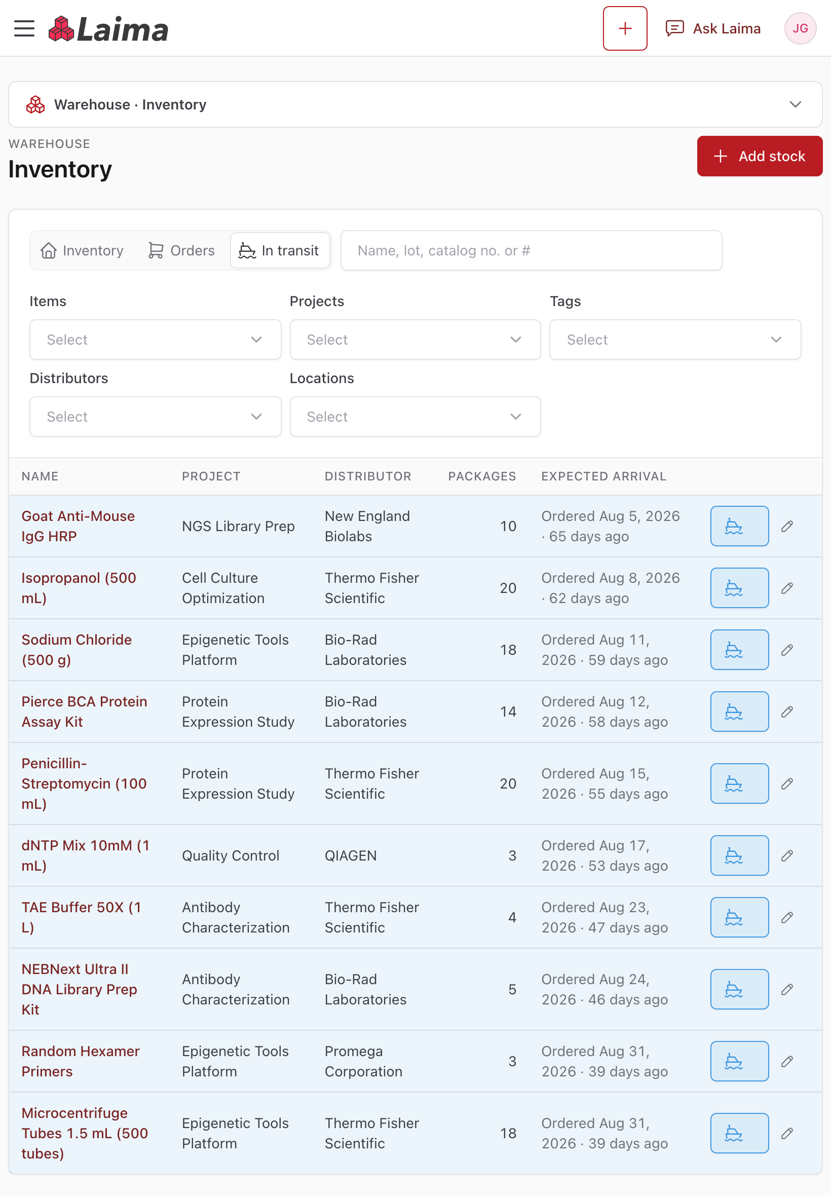 Liste en transit sur un iPad vertical avec nom, projet, distributeur, colis et arrivée prévue à l'écran